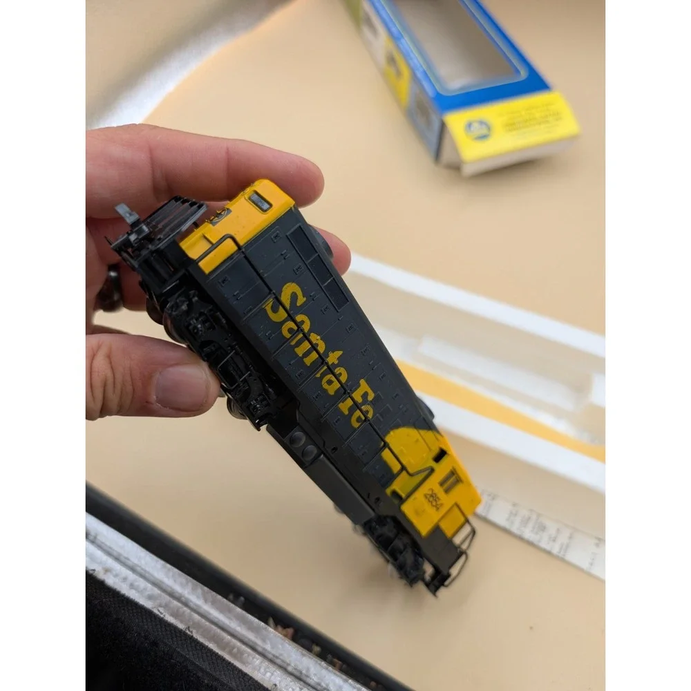 AHM HO Scale GP-18 Santa Fe Locomotive Diesel Blue Yellow Clean Tested Works
